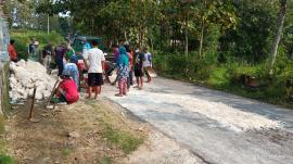 WARGA KARANGSARI GOTONG ROYONG MENAMBAL JALAN KABUPATEN